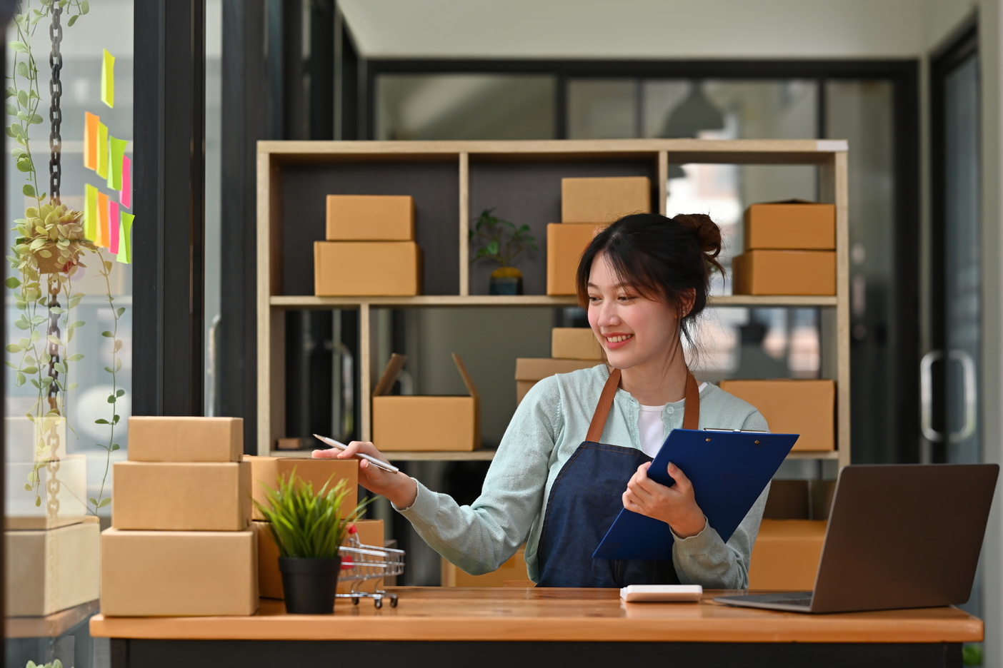 Mujer trabajando en su pequeño negocio. Nos adaptamos a las posibilidades de los pequeños empresarios y emprendedores.