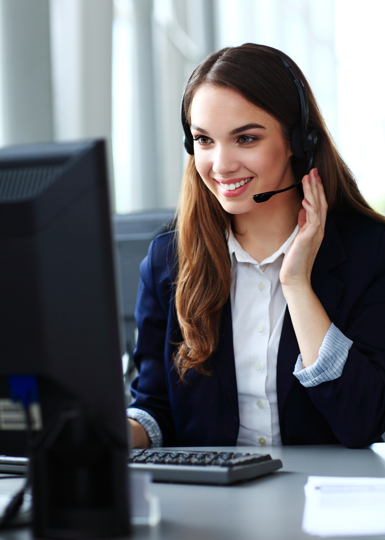 Mujer atendiendo una llamada telefónica. Tenemos excelente servicio post venta