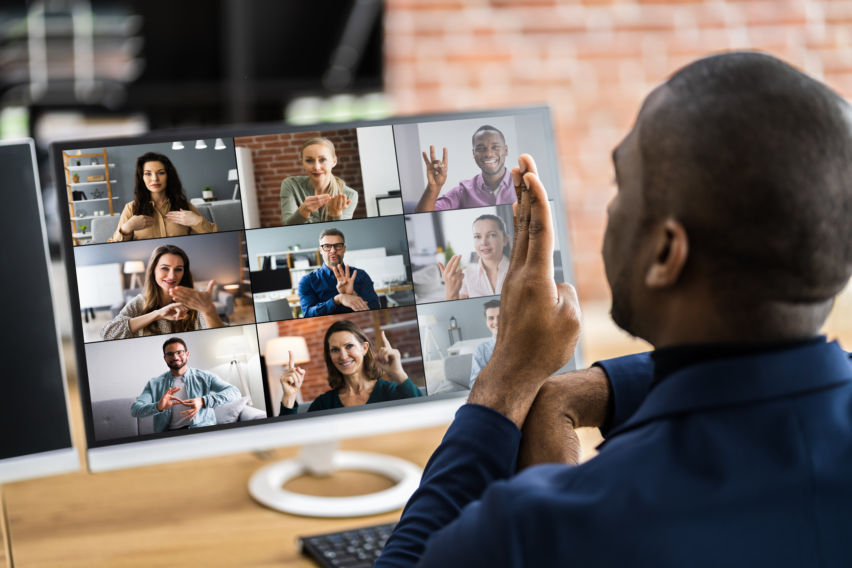 Imagen de una reunión en video conferencia de personas sordas. Nos adaptamos a las necesidades de todos nuestros clientes.